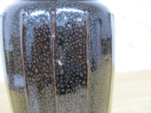 鉄釉推線花瓶 表面