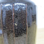 鉄釉推線花瓶 表面